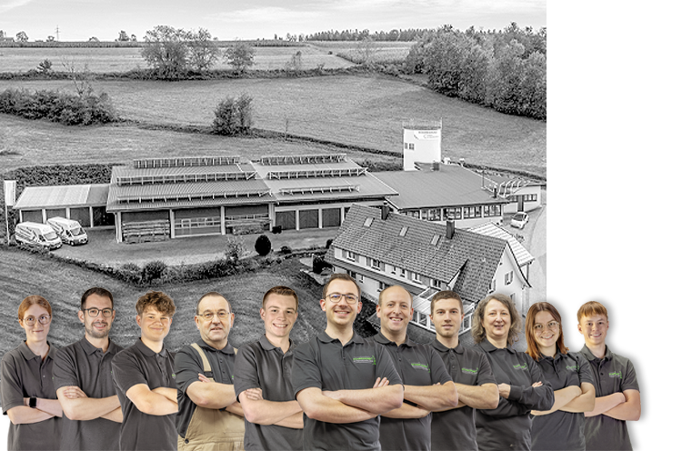 Luftaufnahme des Gebäudes Schreinerei Schwazwälder aus dem Jahre 1928 im Vordergrund aktuelles Team