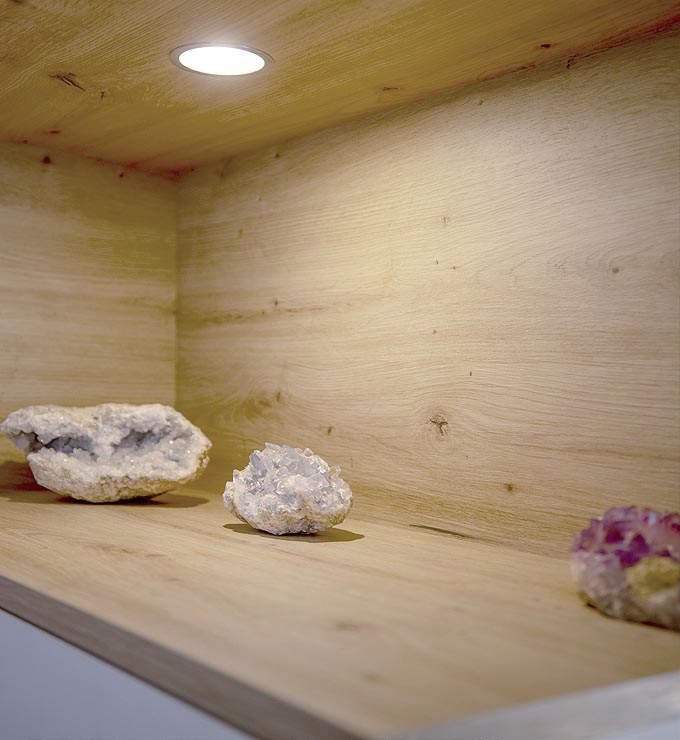 Regal maßanfertigung mit Kristallsteinen dekoriert