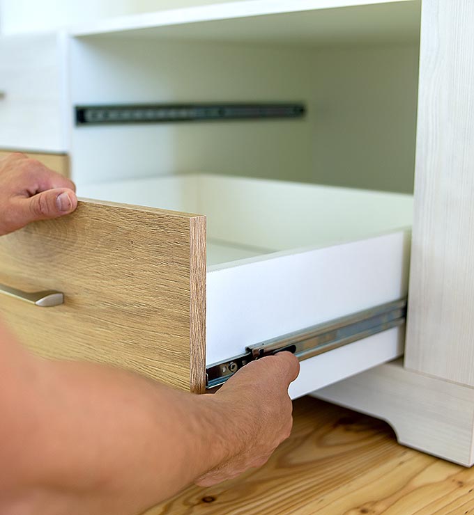 Person baut eine Schublade zusammen