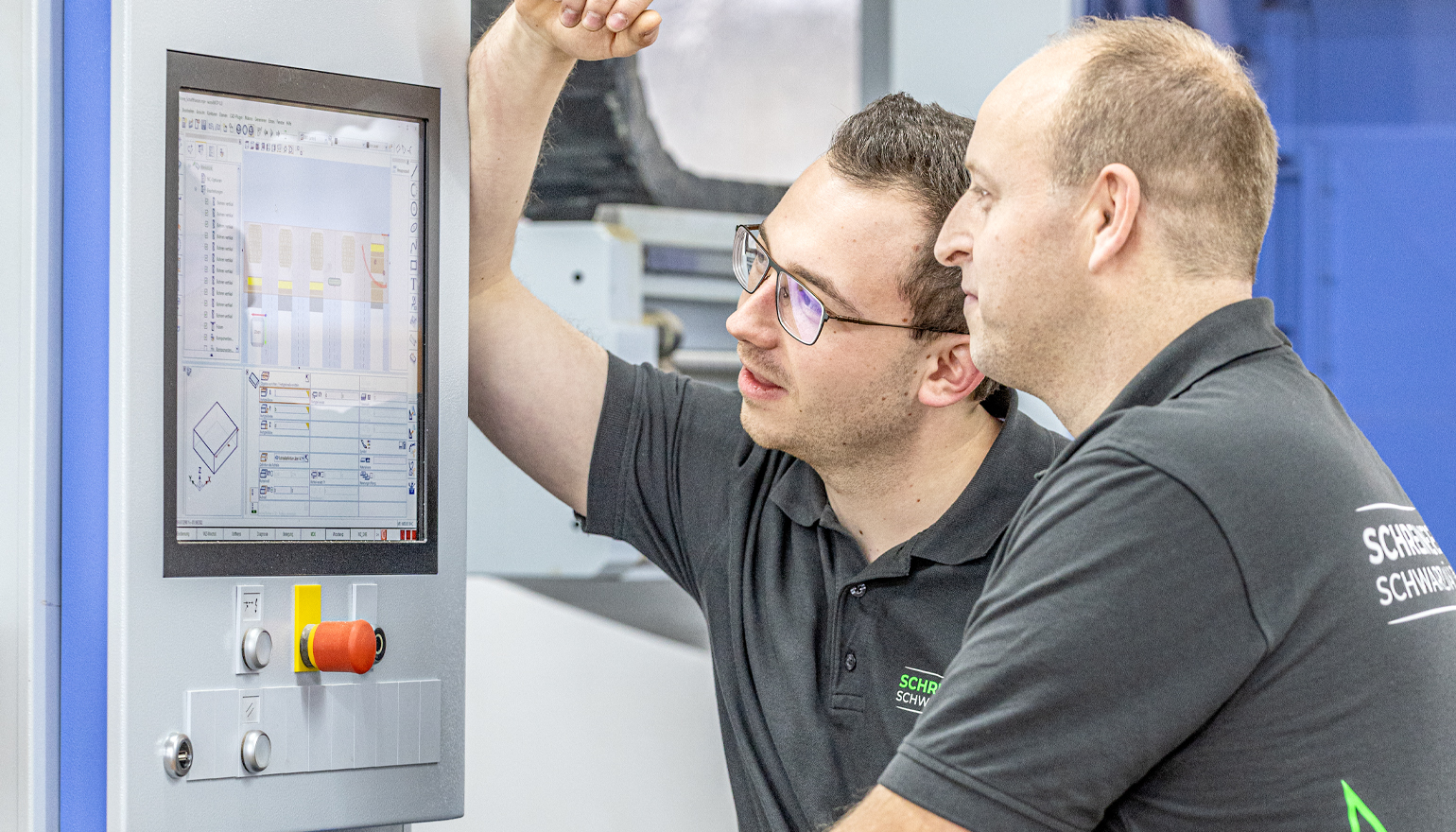 Nico Schwarzwälder und Steffen Haas vor der Programmier Maschine