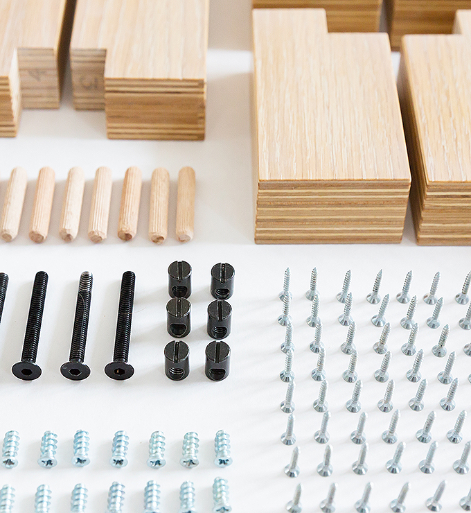 Holzplatten mit verschieden Schrauben
