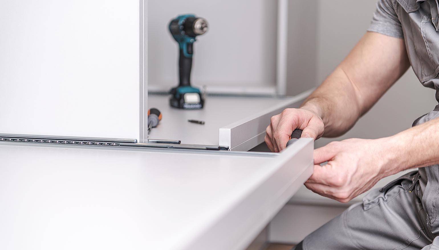 Person verichtet Montagearbeiten