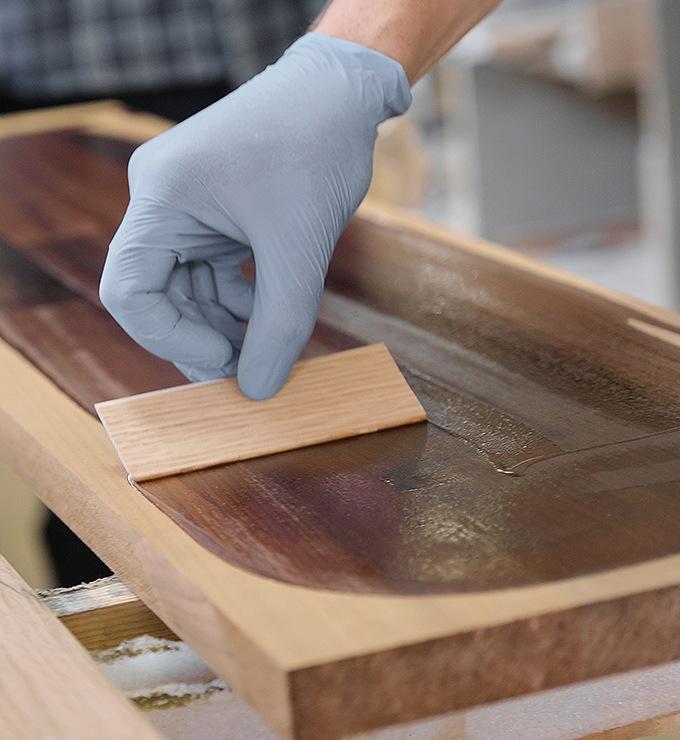 Holz von Hand Lackieren