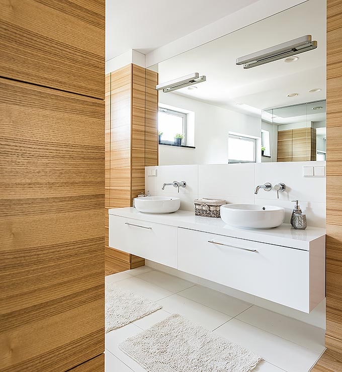 Badezimmer von Schreinerei Schwarzwälder GmbH in Hell