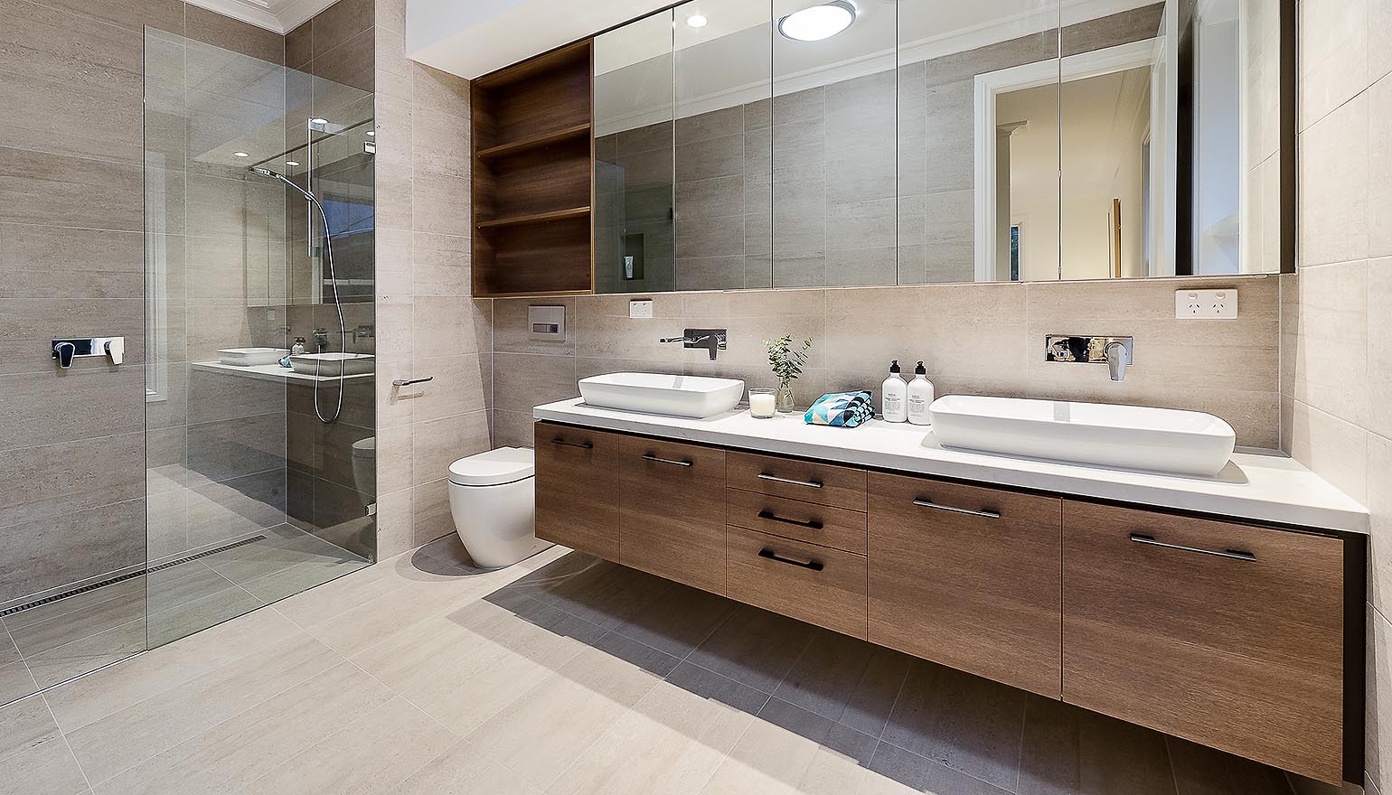 Badezimmer von Schreinerei Schwarzwälder GmbH in Dunkel